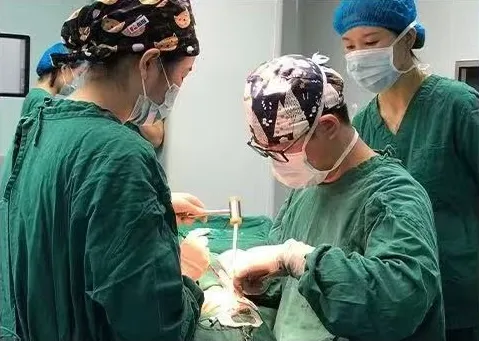 无影灯下:鼻修复手术进行中